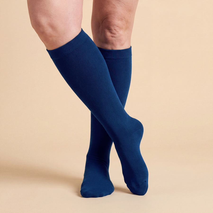 Blaue Kompressionsstrümpfe